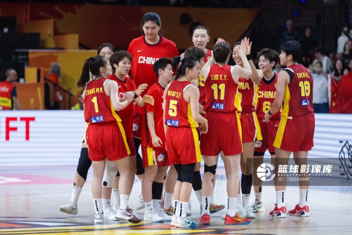 解说：中国女篮与法国女篮的差距就在这里 这是一个能接受的局面